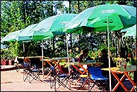 The restaurant in the Mapro Garden 
offers strawberry ice-cream, grilled sandwiches, pizzas, and all kinds of fruit drinks.