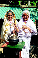 Aisa and Ummaity, Abidas ethathas, mixing the Alisa in the courtyard.